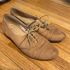 Light brown leather wingtip slip on lace up shoes
